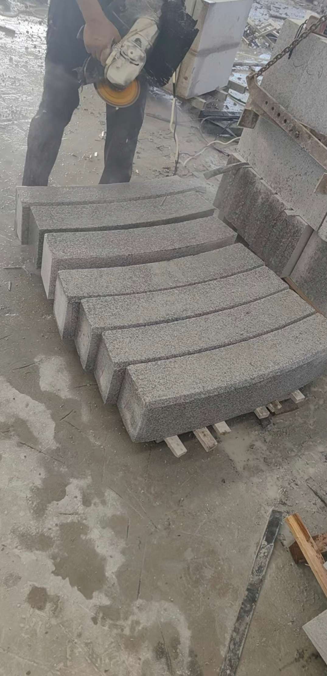 丽水芝麻白弧形路牙石